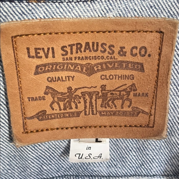 Vintage Levi’s Denim Trucker Jacket Made in USA Medium Wash Classic Fit - Picture 4 of 8